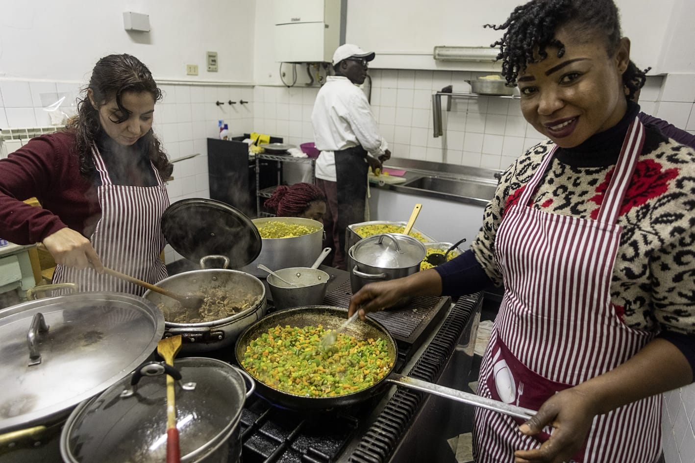Ragazze che cucinano piatti tipici durante il progetto FAMI