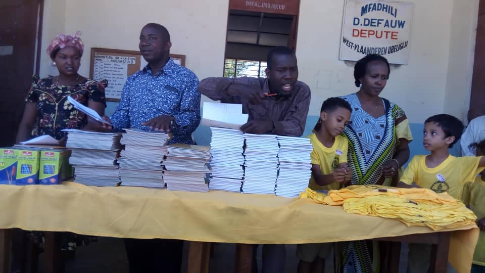 Volontari che distribuiscono materiale scolastico: penne e libri e quaderni