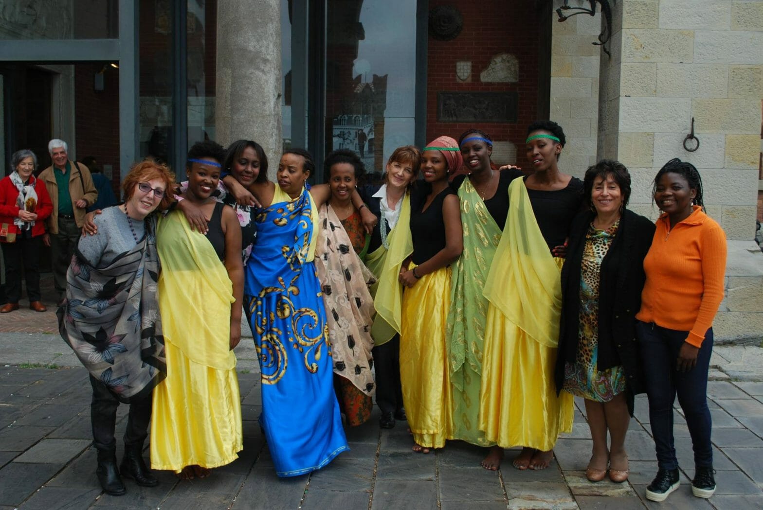 Foto di gruppo dell'evento della festa della Tanzania